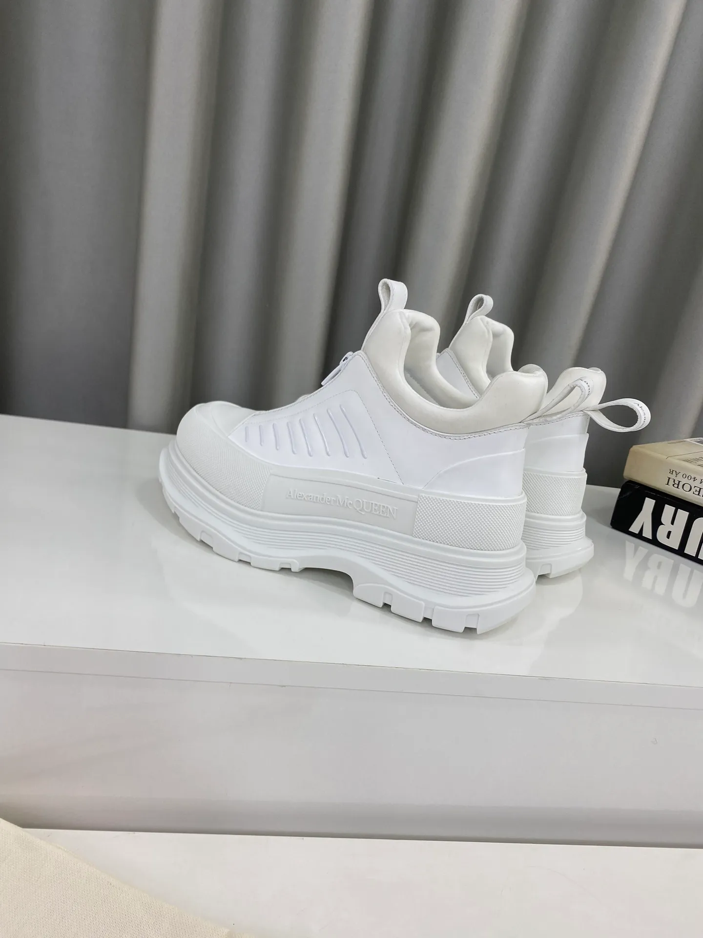 👟👟Ex-factory price 660👟👟Men's size +10 🔺Mc Queen 🔺Alexander McQueen's latest model, thick-soled front zipper dad shoes🌈 The designer has a bold idea and combines the trend of the times with the perfect design. It is super comfortable and versatile, with a new dad-style design and a multi-craft spliced ​​outsole. It is perfect. Many celebrities and Internet celebrities endorse it. 🔥Material: Original custom-made first-layer cowhide for the upper. Inside: Cali sheepskin feet. Outsole: Original TPU multi-layer combination outsole, •┈┈┈┈┈┈★┈┈┈┈┈┈┈• Size: Women’s 35～39 (34, 40, customization is non-returnable) Men’s 39～44 (38, 45, customization is not returnable) Full set of counter original packaging